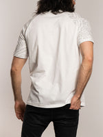 Le t-shirt raglan haut de gamme en cachemire blanc