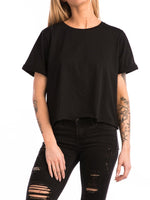 T-shirt court à manches retroussées pour femmes en noir